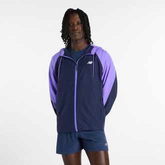 New Balance Hombre Athletics Light Packable Jkt en Azul/P&uacute;rpura, Polywoven, Talla 2XL