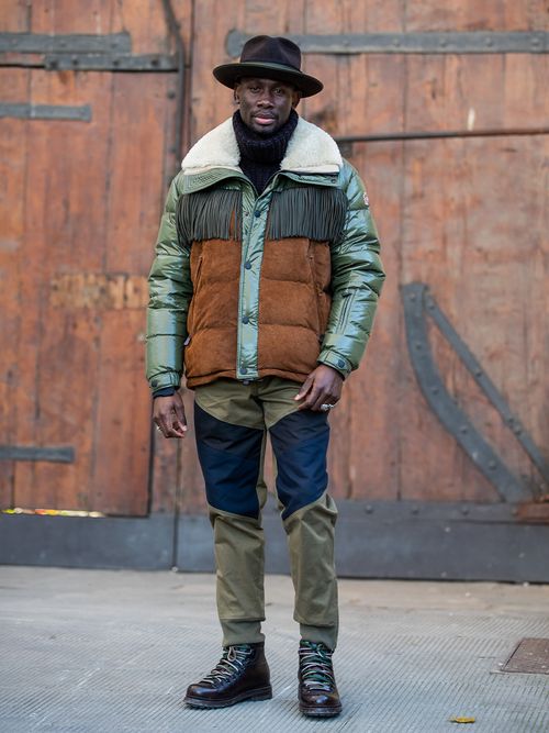 Streetstyle mit einem Patchwork-Look und einem Fedora-Hut.