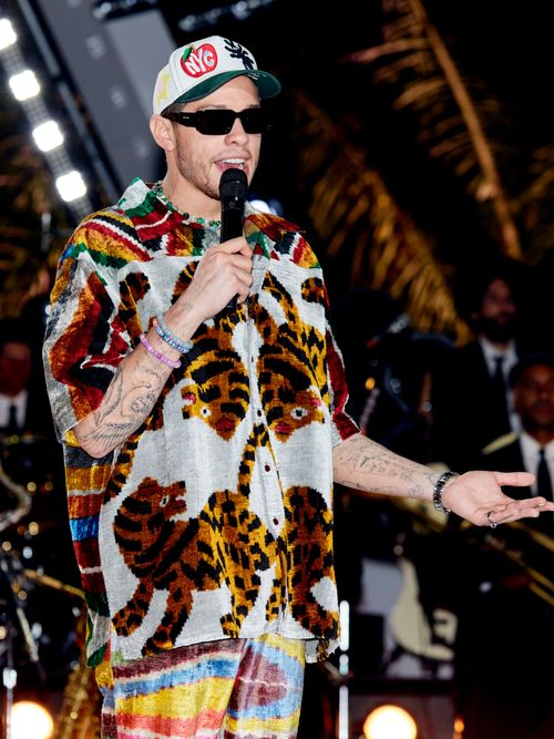 Pete Davidson mit einem Plüschhemd mit Tigern und einem Cap.