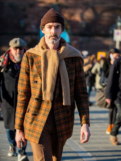Streetstyle mit einem karrierten Sakko und einer braunen Mütze.