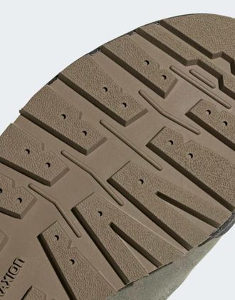 adidas adidas Performance Terrex Snowpitch ClimaWarm scarpe da trekking in khaki e nero-Verde