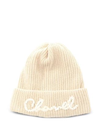 Chanel 1986-1988 beaded-logo ribbed-knit beanie hat - Neutrals
