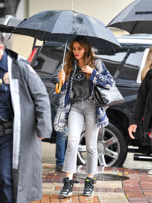 Sofia Vergara spaziert im Regen mit einem Regenschirm