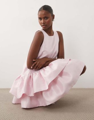 Vero Moda Vestito corto senza maniche rosa pallido con volant asimmetrico oversize sul fondo
