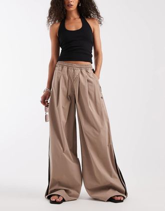 adidas Originals Pantaloni sportivi marrone chiaro a pieghe