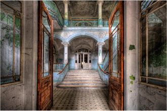 Schubiger M&ouml;bel Digitaldruck auf Glas Lost Place Treppe 120 x 80 cm