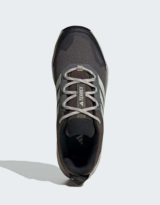 adidas adidas Performance Terrex skychaser AX5 sneakers da trekking in grigio scuro e verde menta