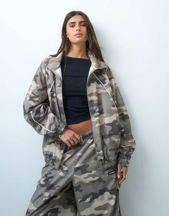 Collusion top sportivo in nylon con stampa mimetica, coordinato-Verde