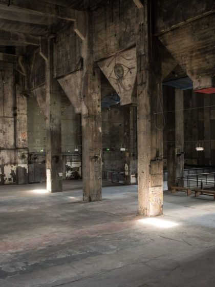 Wie kleidet man sich für das Berghain in Berlin?