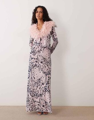 AFRM Bessie 2 in 1 cardigan lungo con maniche lunghe e maxi abito fluido con colletto in pelliccia sintetica e inserto in rete, stampa astratta rosa