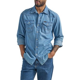 LA CAMICIA DI JEANS: Versatile E Comoda, Piace A Tutte L’età. Le Ultime Sfilate Di Moda Uomo E Celebrities Icone Di Stile Ci Suggeriscono Come Indossare Questo Capo Evergreen