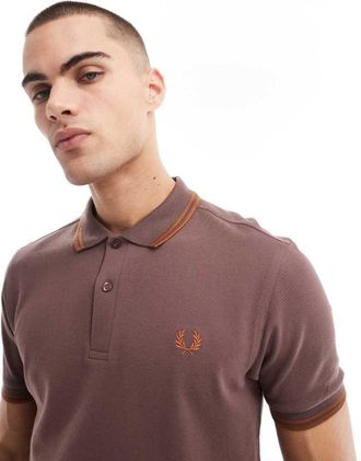 Fred Perry Polo marrone scuro con doppia riga a contrasto sui bordi