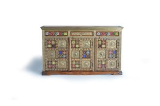 Giner&Colomer Aparador con detalles de cer&aacute;mica pintados a mano