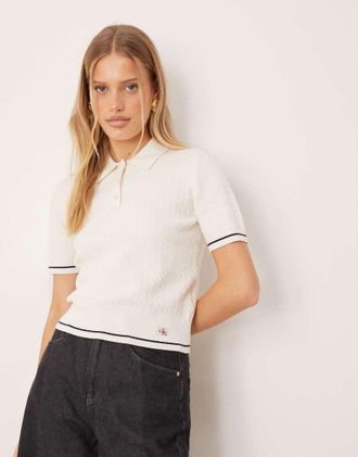 Calvin Klein Jeans Polo corta in maglia a trecce color crema con etichetta-Bianco