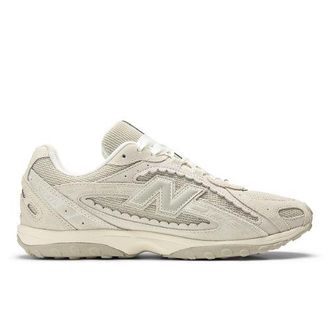 New Balance Unisex 204L en Blanco/Beige, Gamuza/Malla, Talla 37.5