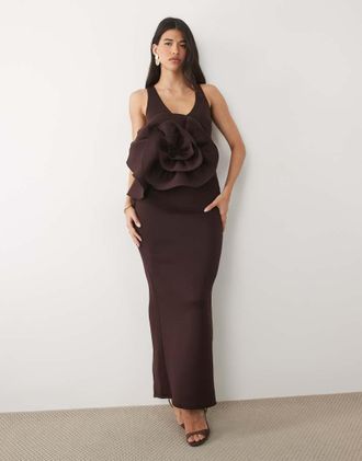 Asos Vestito lungo con scollo profondo in tessuto scuba color cioccolato con decorazione 3D e schiena scoperta-Marrone