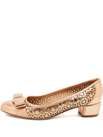 Ferragamo Vara pumps met strik - Goud