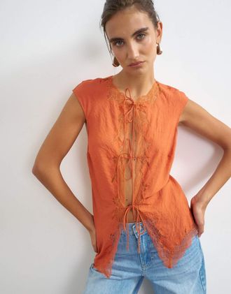 Topshop Top con maniche ad aletta, allacciatura sul davanti e dettagli in pizzo color ruggine-Rosso