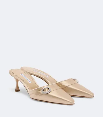 Manolo Blahnik Mules de sat&eacute;n adornados