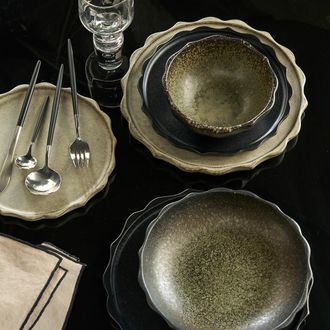 AM.PM Set van 4 platte borden in ge&euml;mailleerd aardewerk, Arigato