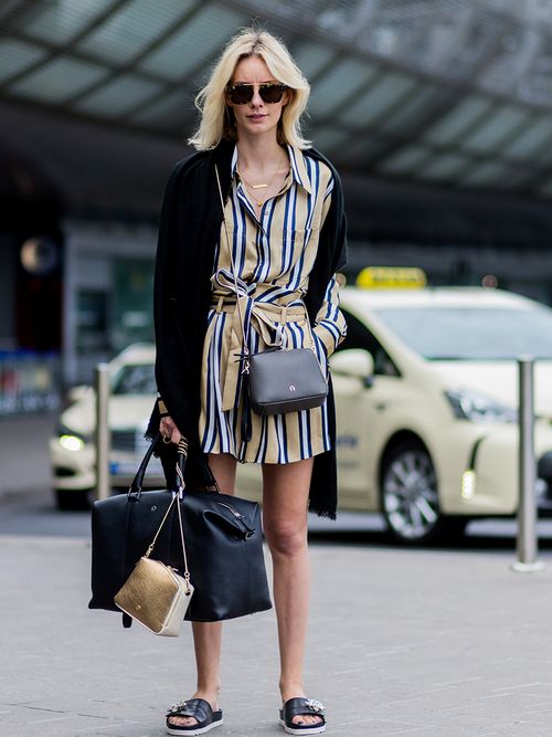 ragazza con borsa weekend