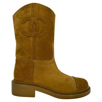 Chanel Chanel halfhoge rijlaarzen met in elkaar grijpend CC-logo in camelkleurig su&egrave;de