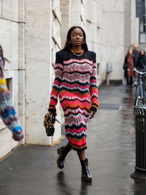 Coco Bassey trägt ein buntes Strickkleid mit Boots und einer Boxtasche auf der Milan Fashion Week