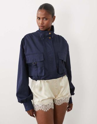 Missy Empire giacca con collo a imbuto, dettaglio con fibbia e maniche a palloncino in blu lavaggio scuro-blu navy