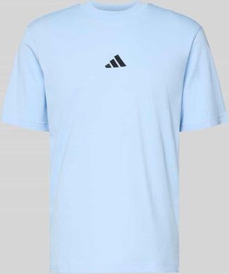 adidas T-Shirt mit Label-Detail in Bleu, Gr&ouml;&szlig;e XXL