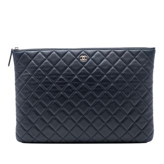 Chanel Tweedehands Paris Dubai Grote CC Gequilt Lamsleer O Case Clutch