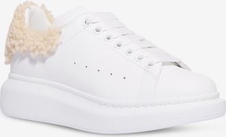 Alexander McQueen Niedrige Ledersneakers mit Shearling Oversize