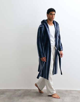 Chelsea Peers accappatoio in pile da uomo a righe navy-blu navy