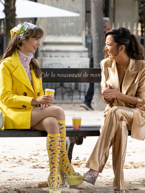 Emily mit Ashley auf einer Parkbank in der 3. Staffel