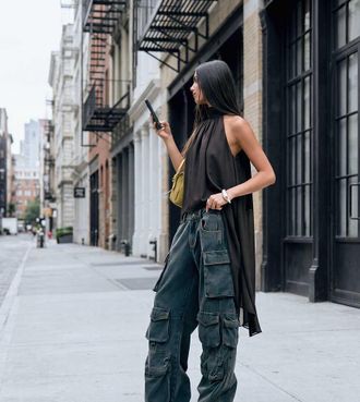 Lioness esclusivi jeans cargo oversize a vita bassa con dettaglio tasche in nero slavato