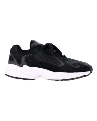 adidas Yung-1 sneakers in zwart su&egrave;de