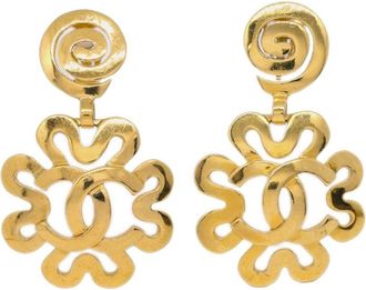 Chanel 1995 CC floral-charm dangle clip-on earrings - women - Gold Plated - One Size