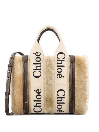 Chloé shearling logo-plaque tote bag - women - Lamb Shearling/Calf Leather/Bovine Leather (top grain)/Linen/Flax/Cotton/Polyester - One Size