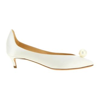 Magda Butrym Schoenen, Dames, Wit, 38 1/2 EU, Satijn, Satijnen pumps met pareldetails