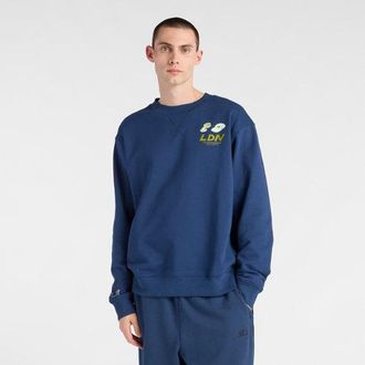 New Balance Hombre London Edition Athletics Graphic French Terry Crew en Azul, Algod&oacute;n, Talla 2XL