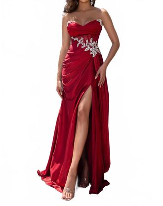 Portia & Scarlett Strapless Sweetheart Gown In Red