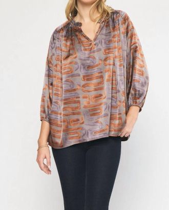 Entro Swirl Printed V-Neck Top In Toffee