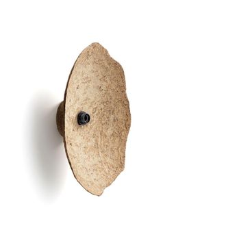 Bazar Bizar Aplique de papel mach&eacute; en color barro 60x60x17cm