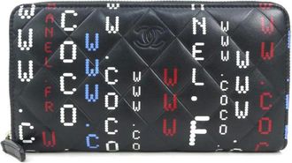 Chanel Pre-owned Wallets, female, Black, Size: ONE SIZE Pre-owned Quilted Leather Zip Around Wallet with Graphic Design