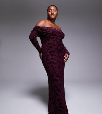 Tfnc Plus Vestito lungo a maniche lunghe con spalle scoperte in velluto effetto d&eacute;vor&eacute; bordeaux-Rosso