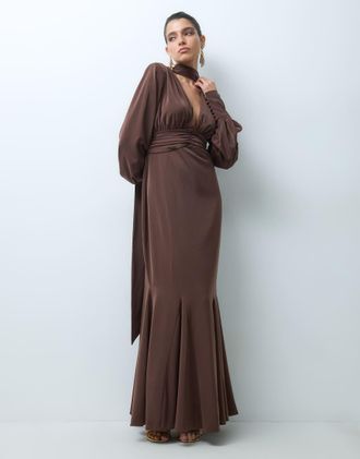 Pretty Lavish abito maxi in satin con collo a sciarpa, maniche a blouson e fondo a coda di rondine, color cioccolato-Marrone