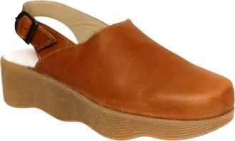 Famolare Womens Heaven Clogs In Honey