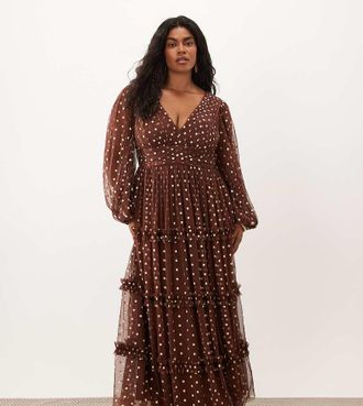 Lace & Beads Plus vestito lungo maxi in tulle trasparente con maniche a palloncino, scollo profondo e balze, a pois cioccolato e crema-Multicolore