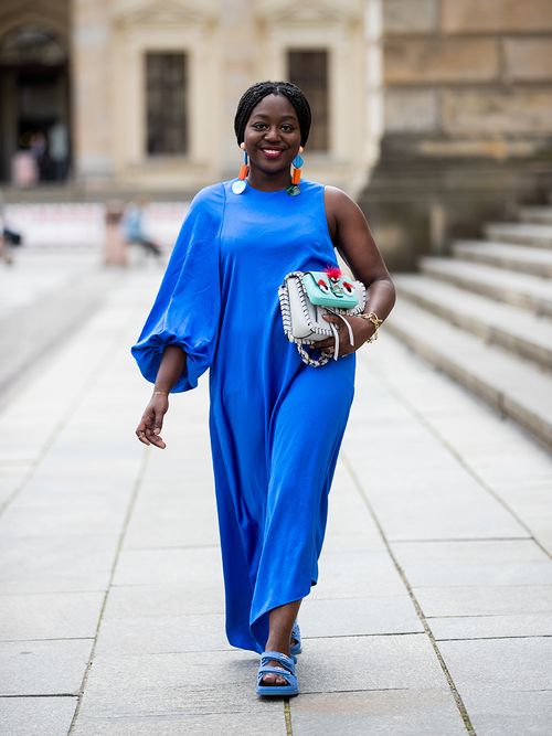 Lois Opoku in einem blauen Tibi Dress zu Chanel Sandalen.