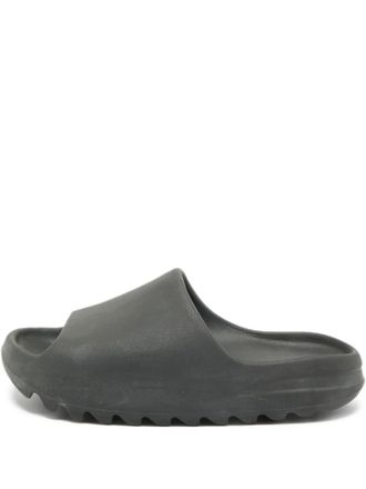 Yeezy by Kanye West open-toe slides - men - Rubber/Rubber/Rubber - 44.5 - Grey