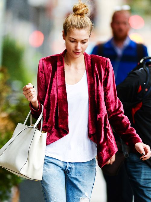 ragazza con blazer in velluto